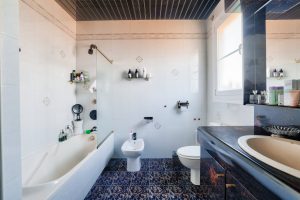 Nice – Rare à la vente – Spacieux 3/4 pièces en dernier étage avec vue mer, quartier Cimiez
