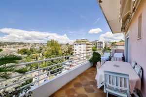 Nice – Rare à la vente – Spacieux 3/4 pièces en dernier étage avec vue mer, quartier Cimiez