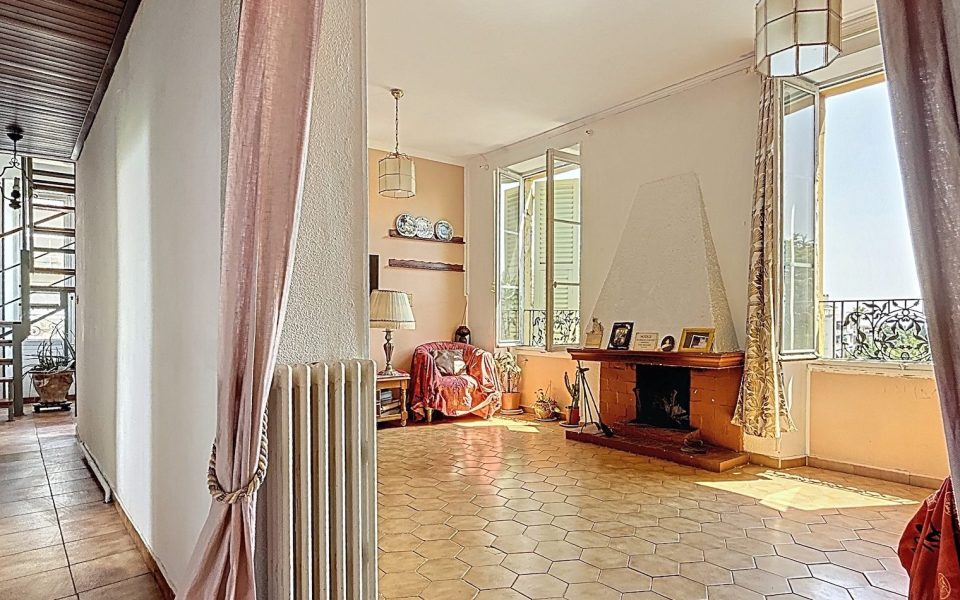 Secondo e ultimo piano di una piccola casa da ristrutturare situata nel cuore di Cimiez