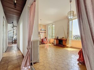 Secondo e ultimo piano di una piccola casa da ristrutturare situata nel cuore di Cimiez