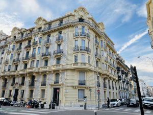 In the heart of the Musiciens district, a stunning top-floor through-apartment