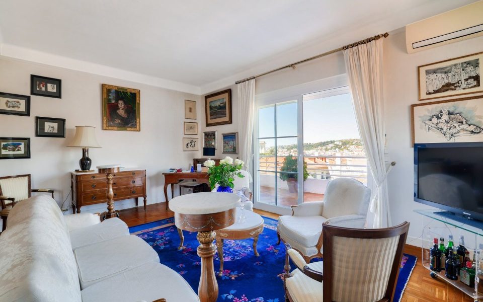 Nice – Rare à la vente – Spacieux 3/4 pièces en dernier étage avec vue mer, quartier Cimiez