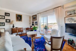 Nice – Rare à la vente – Spacieux 3/4 pièces en dernier étage avec vue mer, quartier Cimiez