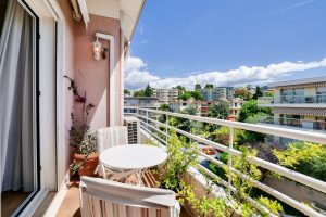 Nice – Rare à la vente – Spacieux 3/4 pièces en dernier étage avec vue mer, quartier Cimiez