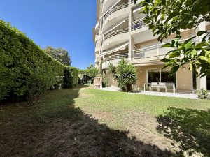 Nizza – Splendido appartamento di 4 locali di 108 m2 a livello del giardino in un residence con piscina