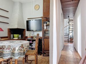 Deuxième et dernier étage d’une petite maison à rénover située au coeur de Cimiez