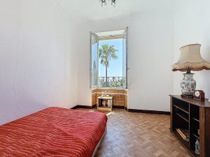 Deuxième et dernier étage d’une petite maison à rénover située au coeur de Cimiez