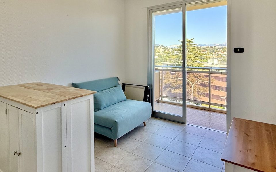 Nice – Fabron – Beau studio rénové de 14m2 avec extérieur et vue mer