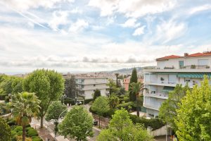 Nice Cimiez – Magnificent Renovated 2-Bedroom Apartment in a Prestigious Residence