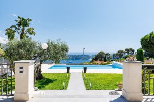 Nice Mont Boron – Sublime villa avec une piscine à débordement plongeant sur la Baie de Villefranche.