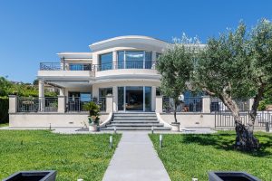 Nice Mont Boron – Sublime villa avec une piscine à débordement plongeant sur la Baie de Villefranche.