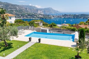 Nice Mont Boron – Sublime villa avec une piscine à débordement plongeant sur la Baie de Villefranche.