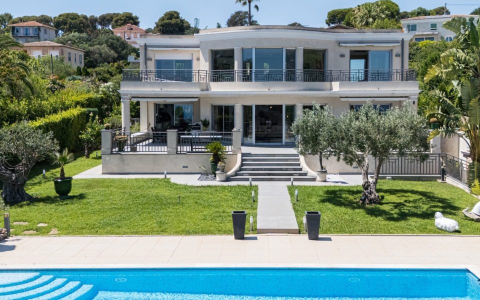 Nice Mont Boron – Sublime villa avec une piscine à débordement plongeant sur la Baie de Villefranche.