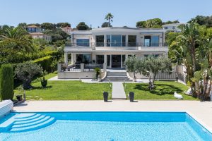 Nice Mont Boron – Sublime villa avec une piscine à débordement plongeant sur la Baie de Villefranche.