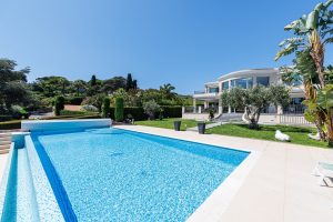 Nice Mont Boron – Sublime villa avec une piscine à débordement plongeant sur la Baie de Villefranche.