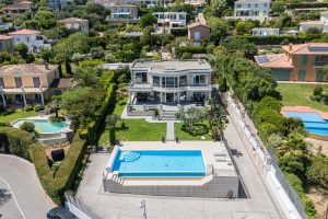 Nice Mont Boron – Sublime villa avec une piscine à débordement plongeant sur la Baie de Villefranche.