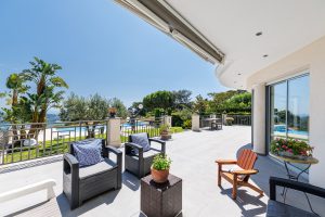 Nice Mont Boron – Sublime villa avec une piscine à débordement plongeant sur la Baie de Villefranche.