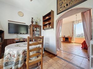 Deuxième et dernier étage d’une petite maison à rénover située au coeur de Cimiez