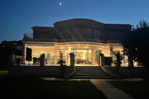 Nice Mont Boron – Sublime villa avec une piscine à débordement plongeant sur la Baie de Villefranche.