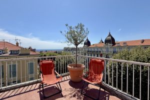 Cimiez Historique – Dernier étage avec terrasse circulaire, vue mer et palais Belle Époque