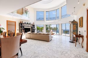 Nice Mont Boron – Sublime villa avec une piscine à débordement plongeant sur la Baie de Villefranche.