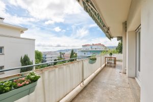Nice Cimiez – Magnificent Renovated 2-Bedroom Apartment in a Prestigious Residence