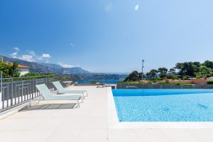 Nice Mont Boron – Sublime villa avec une piscine à débordement plongeant sur la Baie de Villefranche.