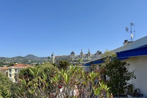 Cimiez Historique – Dernier étage avec terrasse circulaire, vue mer et palais Belle Époque