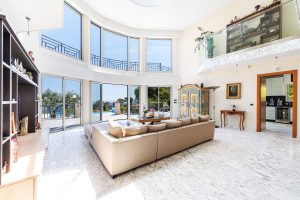 Nice Mont Boron – Sublime villa avec une piscine à débordement plongeant sur la Baie de Villefranche.