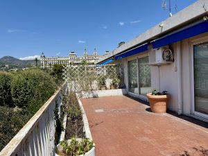 Cimiez Storico – Ultimo piano con terrazza circolare, vista mare e palazzi Belle Époque